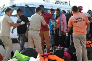 25 kişilik botta 65 ka&ccedil;ak g&ouml;&ccedil;men yakalandı
