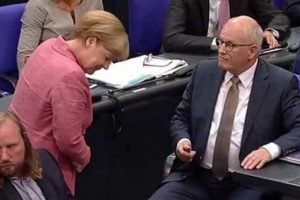 Merkel'e arka sırada oturma cezası