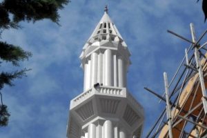 Minareye &ccedil;ıkan işsiz iş&ccedil;iyi izleyenler arasında tartışma &ccedil;ıktı