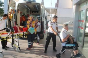 Otomobil ile kamyon &ccedil;arpıştı: 4 yaralı