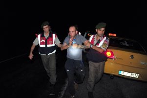 Bursa'da taksi şof&ouml;r&uuml;n&uuml; bı&ccedil;akladı, s&uuml;r&uuml;c&uuml; koltuğuna oturup jandarmayı bekledi