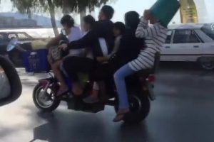 Motosiklette "6 kişilik" tehlikeli yolculuk