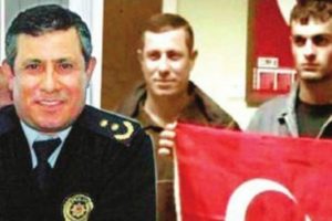 Skandal pozu veren polisler meslekten ihra&ccedil; edildi