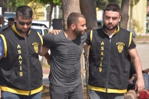 Evini soydu, kimliğini aldı, polisi kandıramadı