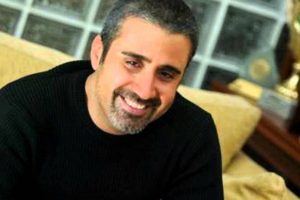 Emrah'a bir kamyon kost&uuml;m gitti!
