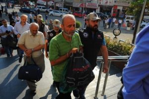 İşte Bursa eski emniyet m&uuml;d&uuml;r&uuml;n&uuml;n evinde &ccedil;ıkan G&uuml;len imzalı o not