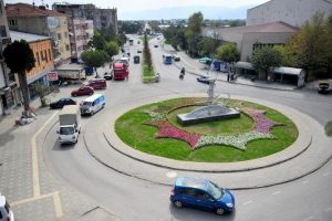 Bursa Orhangazi'ye osmanlı tuğralı ve ay yıldızlı kavşak