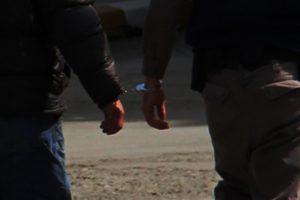 Manisa'da FET&Ouml; operasyonu: 28'i polis 37 g&ouml;zaltı