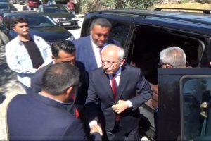 Kılı&ccedil;daroğlu, &Ouml;mer Halisdemir'in baba evini ziyaret etti