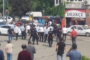 Bursa'da adliye &ouml;n&uuml;nde kavga!