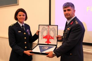 T&uuml;rk Hava Kuvvetleri'nin ilk kadın filo komutanı