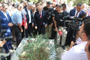 Kılı&ccedil;daroğlu &Ouml;mer Halisdemir'in kabrini ziyaret etti