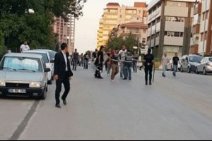 Taraftarlar birbirine girdi... 35 g&ouml;zaltı!