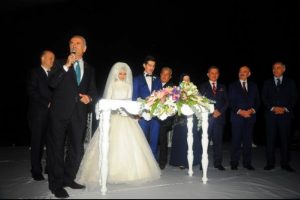 Bakan M&uuml;ezzinoğlu Bursa'da nikah t&ouml;renine katıldı