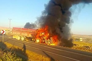 Fıstık iş&ccedil;ilerini taşıyan trakt&ouml;r ile kamyon &ccedil;arpıştı: 1 &ouml;l&uuml;, 25 yaralı