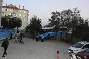 Otob&uuml;s bah&ccedil;e duvarında asılı kaldı
