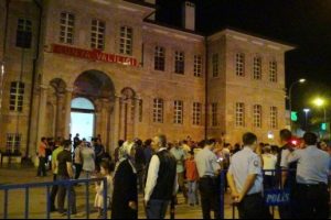 Konya'da elektrikler kesildi, vatandaşlar bayraklarla sokağa &ccedil;ıktı