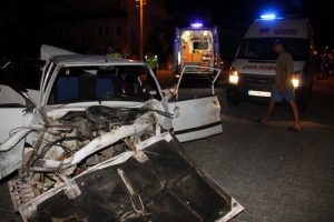 Otomobille kamyonet &ccedil;arpıştı: 6 yaralı