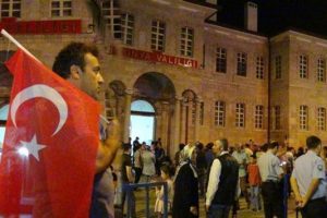 Elektrikler kesildi, darbe oluyor diye yine sokağa &ccedil;ıktılar