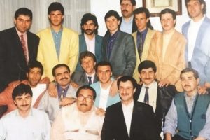 &Ouml;ks&uuml;z'&uuml;n futbolcularla hatıra fotoğrafı ortaya &ccedil;ıktı