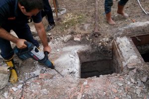 Bursa'da itfaiyeden 3 bu&ccedil;uk saat s&uuml;ren dana kurtarma operasyonu