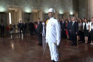 CHP heyeti Anıtkabir'de