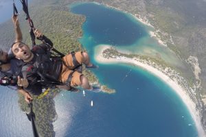 İlk defa paraş&uuml;tle atlayan tatilcinin korkusu