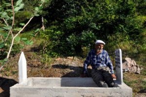 K&ouml;yl&uuml;ye kızdı, mezarını evinin bah&ccedil;esine yaptı