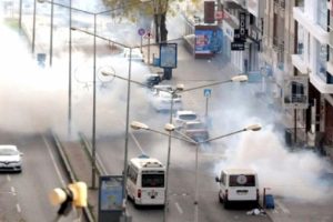 Diyarbakır'da &ouml;ğretmenlerin protestosunda olaylar &ccedil;ıktı