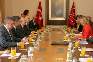 Mogherini ve Hahn'dan CHP ziyareti