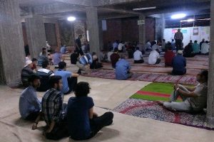 Tamamlanamayan cami inşaatında namaz