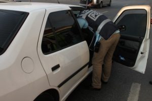 Diyarbakır'da bomba y&uuml;kl&uuml; ara&ccedil; ele ge&ccedil;irildi