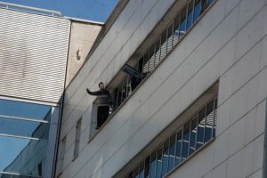 İşten &ccedil;ıkarılan g&uuml;venlik g&ouml;revlisi 5. kattan atladı