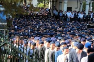 S&uuml;leymancıların liderinin cenazesinde mavi takke detayı