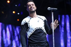 Tarkan ara verdi Murat Boz sahnede boy g&ouml;sterdi