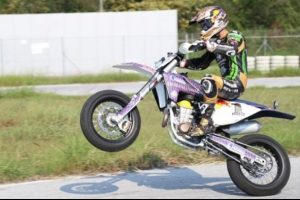 Kenan Sofuoğlu, motosikletini ısıtıyor