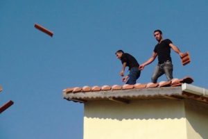Paralarını alamayan iş&ccedil;iler &ccedil;atıda eylem yaptı