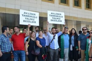 Avukatların g&ouml;zaltına alınmasına tepki