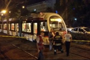 Tramvay, yayaya &ccedil;arptı: 1 &ouml;l&uuml;