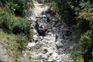 Polis memur otomobille u&ccedil;uruma yuvarlanarak can verdi