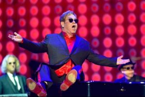 D&uuml;nyaca &uuml;nl&uuml; şarkıcı Elton John Antalya'da sahne aldı