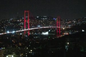 Otoyol ve k&ouml;pr&uuml;lerden &uuml;cretsiz ge&ccedil;işler başladı