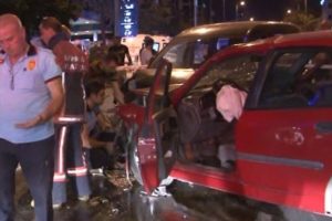 Ters y&ouml;nde giden ara&ccedil; dehşet sa&ccedil;tı: 1'i &ccedil;ocuk 7 yaralı