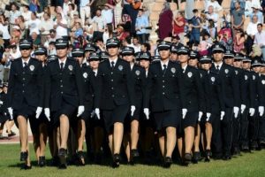 Polislerin mezuniyet t&ouml;reninde dikkat &ccedil;eken ayrıntı