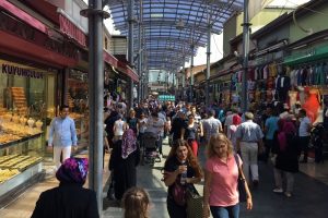 Bursalılar bayram alışverişi i&ccedil;in &ccedil;arşıya akın etti