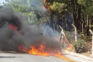 Otomobil yandı, alevler ağa&ccedil;lara sı&ccedil;radı