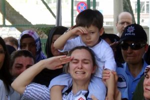 Şehit polis babaya asker selamıyla veda