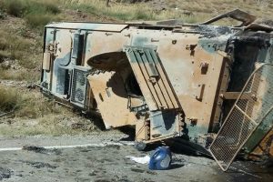 Askeri ara&ccedil; devrildi: 2 asker yaralı
