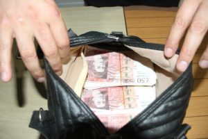 &Ccedil;ok sayıda sahte paund ele ge&ccedil;irildi