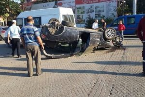 Otomobil akaryakıt istasyonuna daldı: 2 yaralı